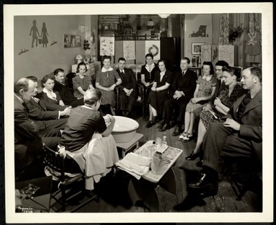 Een groep stellen bij een les over kinderzorg gegeven bij de Maternity Consultation Service 1359 York Avenue, New York, 1941 door Byron Company